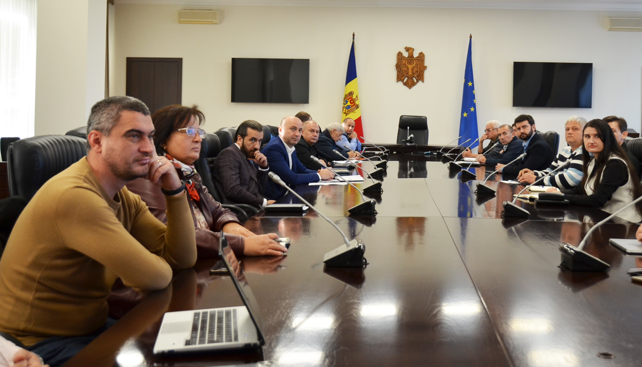 Dialog deschis între sectorul public și privat  