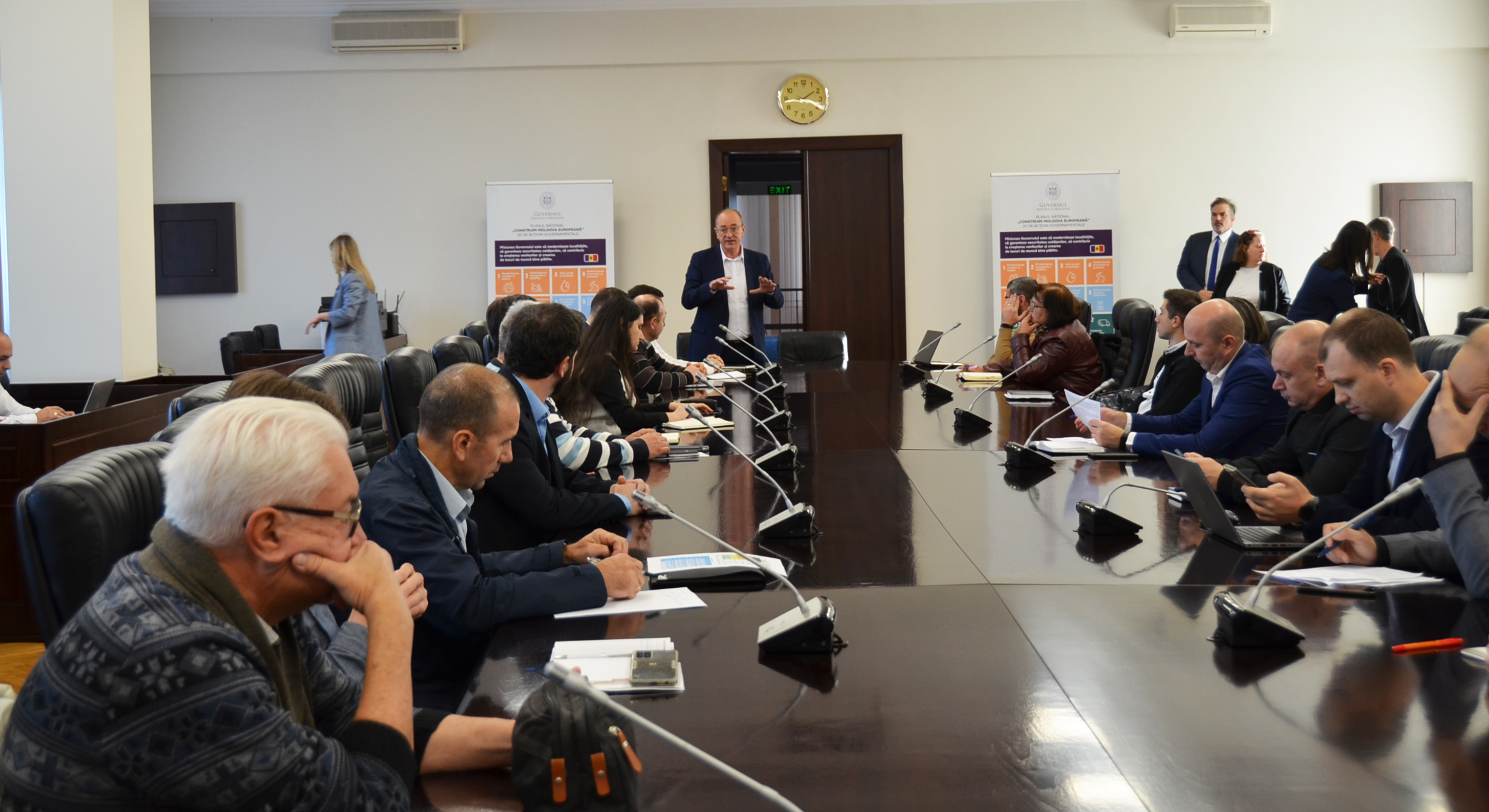 Dialog deschis între sectorul public și privat  