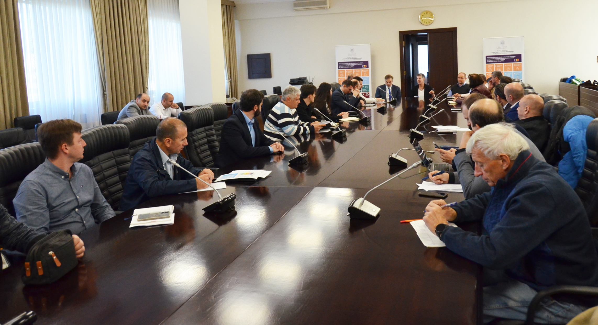 Dialog deschis între sectorul public și privat  