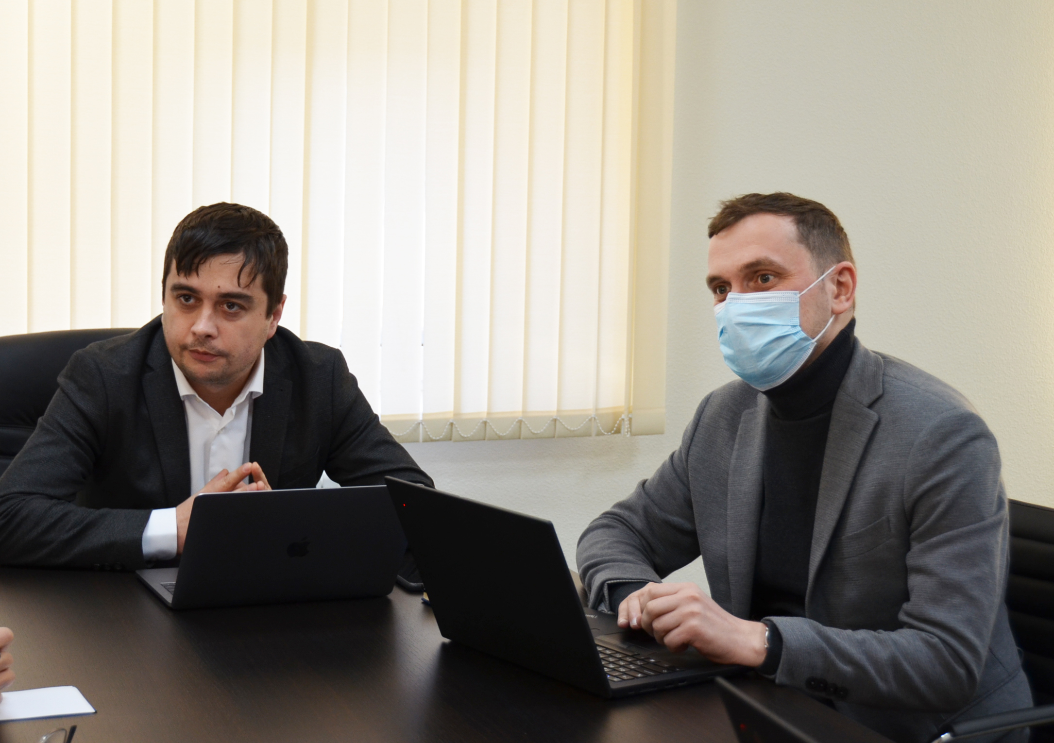 șeful Direcției telecomunicații și suport clienți, Eugeniu Croitorov și șeful Direcției sisteme informatice, Alexandru Mecineanu