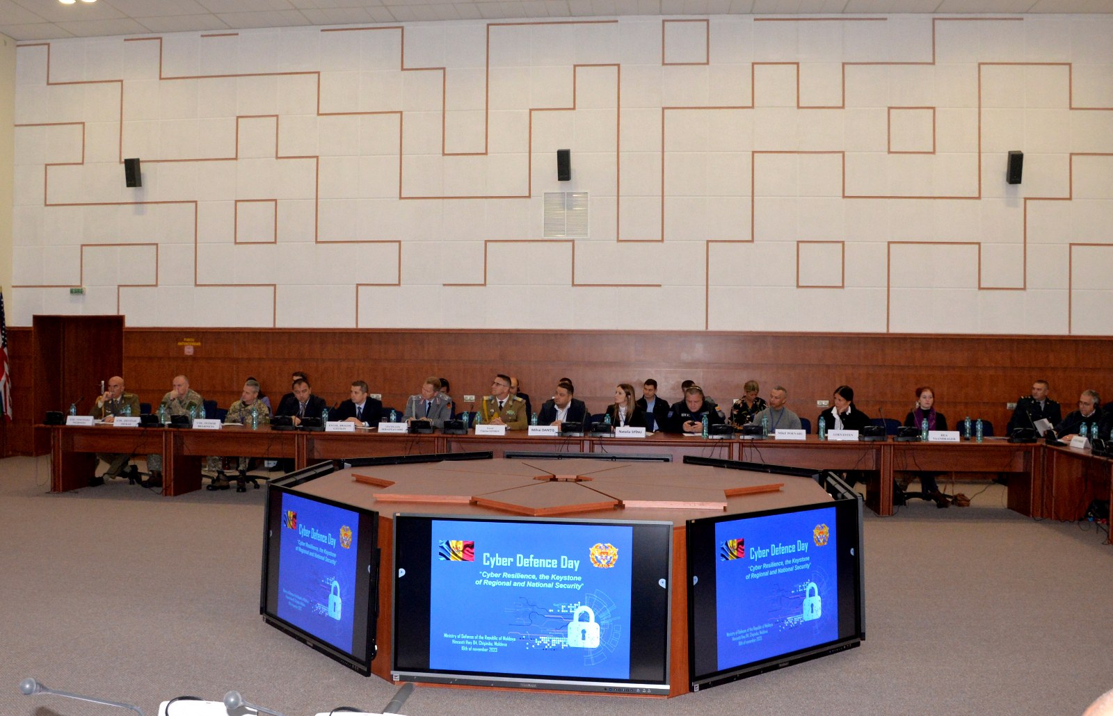 Conferință la Ministerul Apărării